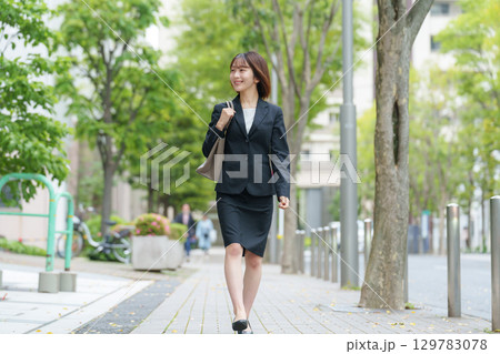 若い女性 ビジネス 屋外 歩く 若い女性 ビジネス 屋外 歩く 129783078