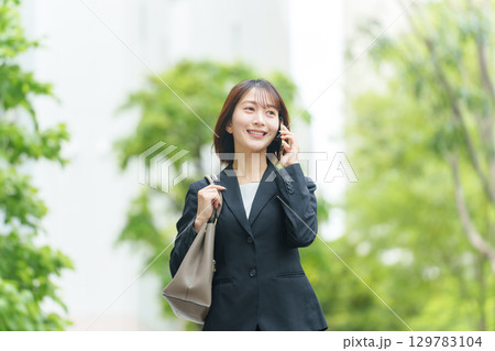 若い女性 ビジネス 屋外 スマホ 通話 若い女性 ビジネス 屋外 スマホ 通話 129783104