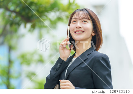 若い女性 ビジネス 屋外 スマホ 通話 若い女性 ビジネス 屋外 スマホ 通話 129783110