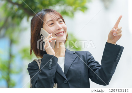 若い女性 ビジネス 屋外 スマホ 通話 若い女性 ビジネス 屋外 スマホ 通話 129783112