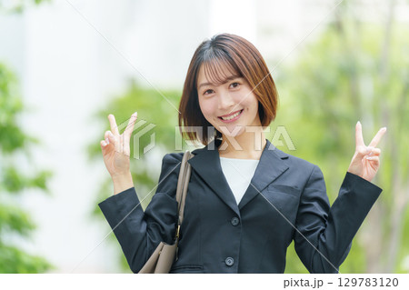 若い女性 ビジネス 屋外 ピース 若い女性 ビジネス 屋外 ピース 129783120