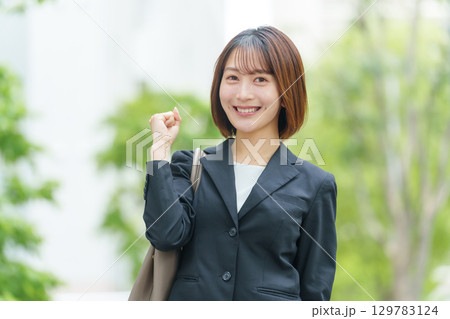 若い女性　ビジネス　屋外　ガッツポーズ 129783124