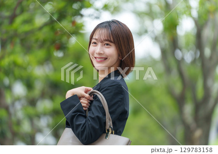 若い女性 ビジネス 屋外 若い女性 ビジネス 屋外 129783158