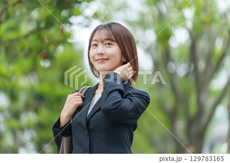若い女性 ビジネス 屋外 若い女性 ビジネス 屋外 129783165
