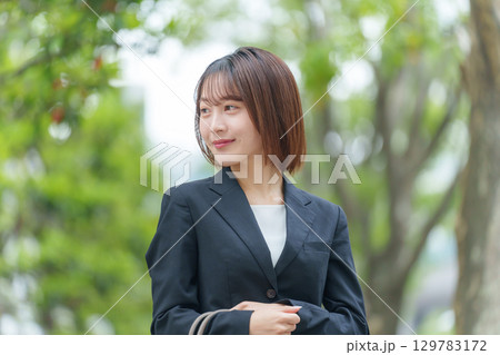 若い女性　ビジネス　屋外 129783172