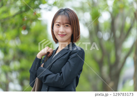 若い女性 ビジネス 屋外 若い女性 ビジネス 屋外 129783173