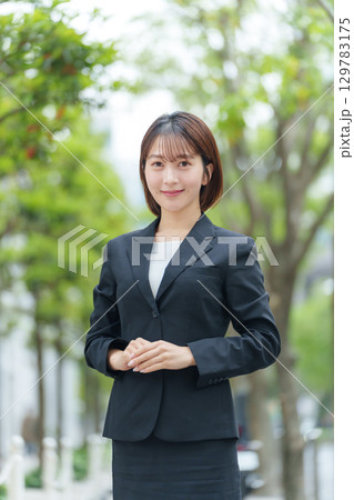 若い女性　ビジネス　屋外　ポートレート 129783175