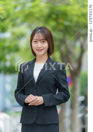 若い女性　ビジネス　屋外　ポートレート 129783176