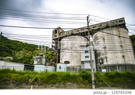 山間の工場とサイロ施設の景観 / Mountain Factory and Silos 山間の工場とサイロ施設の景観 / Mountain Factory and Silos 129783206