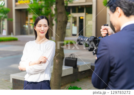 女性モデルをジンバルカメラで撮影する男性カメラマン 女性モデルをジンバルカメラで撮影する男性カメラマン 129783272