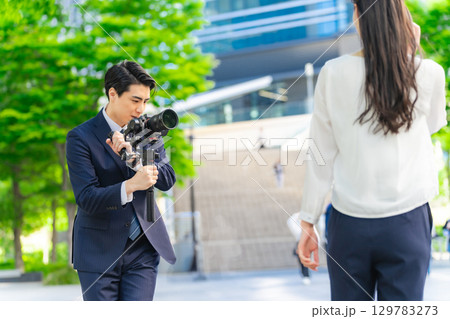 女性モデルをジンバルカメラで撮影する男性カメラマン 129783273