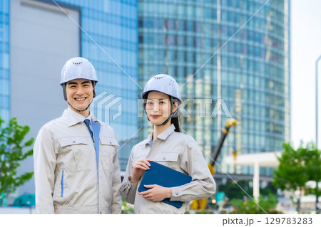 建設現場に立つ男女エンジニアのグループ 129783283