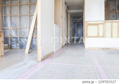 室内リフォーム工事が始まった建築現場 和室 リビング 廊下 玄関 マンション 室内リフォーム工事が始まった建築現場 和室 リビング 廊下 玄関 マンション 129783327