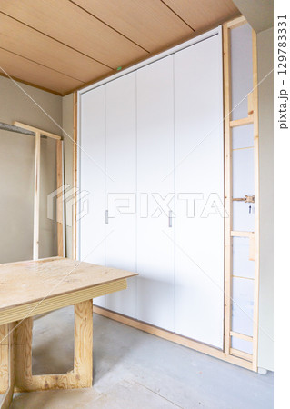 室内リフォーム工事中　施工中　和室の押し入れ　折り戸にする　マンション 129783331