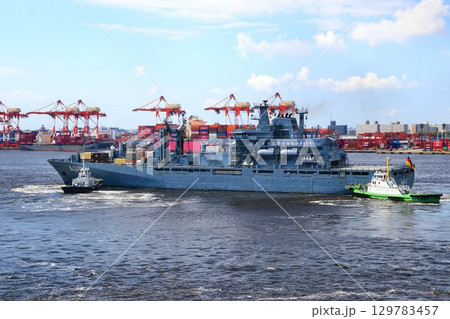 同志国との絆を深めるために来日した… ドイツ海軍・補給艦『フランクフルト・アム・マイン』 129783457