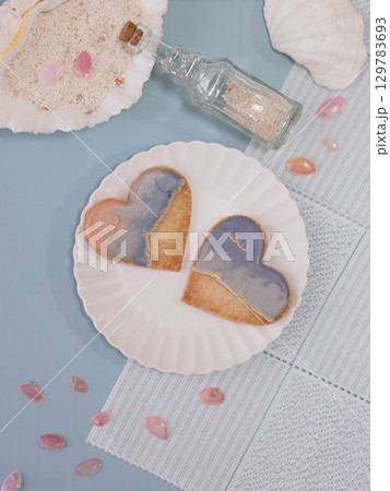 夏のイメージ ハートのアイシングクッキー 夏のイメージ ハートのアイシングクッキー 129783693