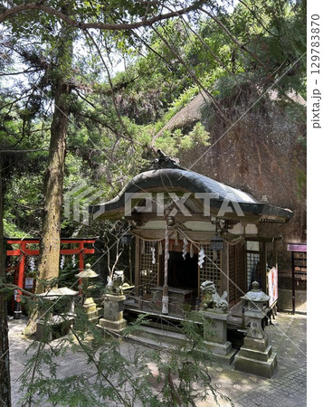 磐船神社の社殿と鳥居(大阪府交野市) 磐船神社の社殿と鳥居(大阪府交野市) 129783870