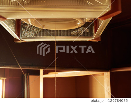 日本の観光地の倒産したホテルの従業員のアパートの廃墟の様子 日本の観光地の倒産したホテルの従業員のアパートの廃墟の様子 129784086