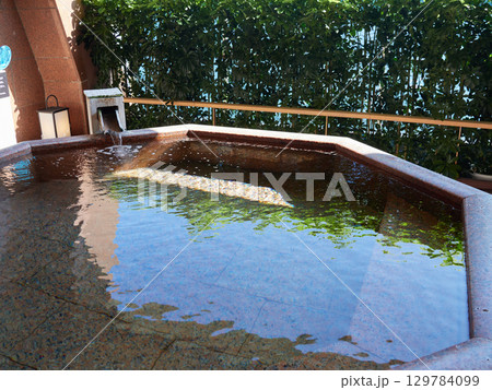 観光地のホテルの露天風呂の風景 観光地のホテルの露天風呂の風景 129784099