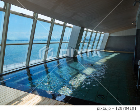 日本の観光地のホテルの大浴場温泉の風景 129784101