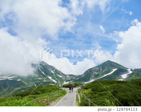 夏の観光名所立山黒部アルペンルートの室堂山頂の風景と人々の観光客の姿 夏の観光名所立山黒部アルペンルートの室堂山頂の風景と人々の観光客の姿 129784113