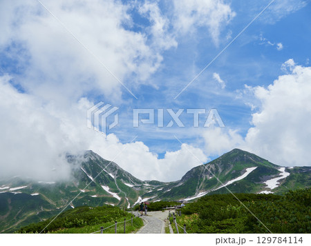 夏の観光名所立山黒部アルペンルートの室堂山頂の風景と人々の観光客の姿 129784114