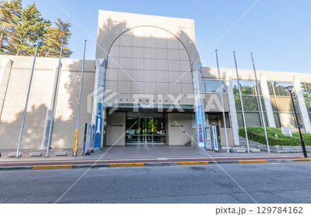 茨城県つくば市　快晴のつくば文化会館アルス（茨城県つくば美術館・つくば市立中央図書館） 129784162