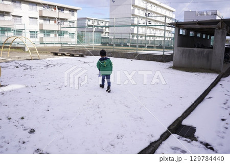 雪の上を散歩する男の子 雪の上を散歩する男の子 129784440