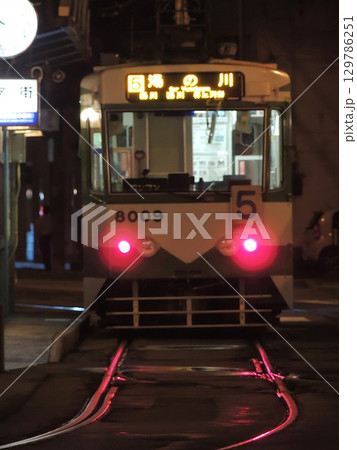 函館市電（路面電車）の風景（夜の十字街駅付近） 129786251