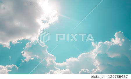 雲の間から差し込む光が見える空 129786427
