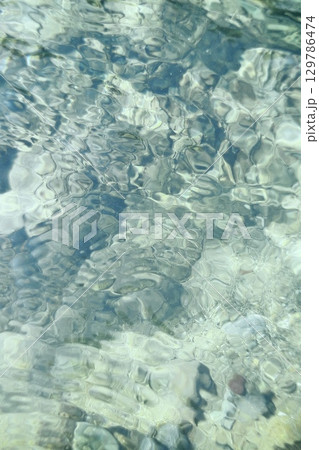 透き通る水面 129786474