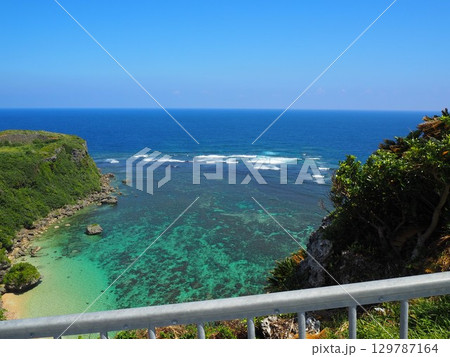 沖縄旅行でみた断崖と青い海、青い空 沖縄旅行でみた断崖と青い海、青い空 129787164