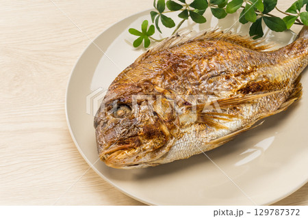 お正月や祝い膳に欠かせない鯛の塩焼き 129787372