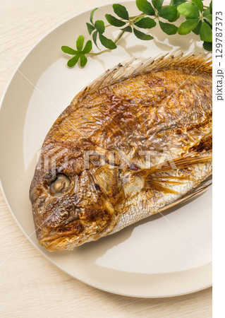 お正月や祝い膳に欠かせない鯛の塩焼き お正月や祝い膳に欠かせない鯛の塩焼き 129787373