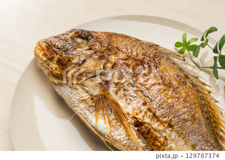お正月や祝い膳に欠かせない鯛の塩焼き お正月や祝い膳に欠かせない鯛の塩焼き 129787374