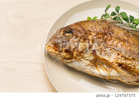 お正月や祝い膳に欠かせない鯛の塩焼き 129787375