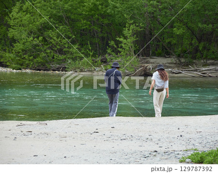 夏の観光名所上高地の梓川の風景を楽しむ観光客の姿 129787392