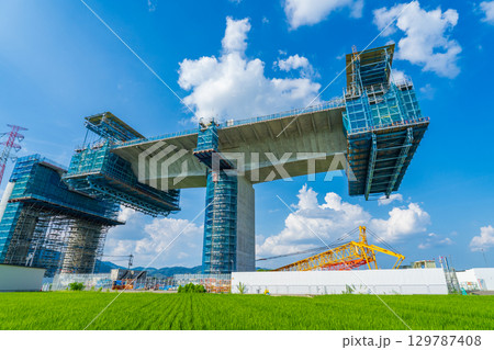 大阪府　淀川右岸　工事中の新名神高速　張出架設工法 129787408