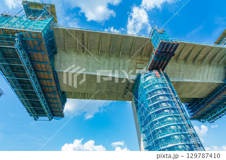 大阪府 淀川右岸 工事中の新名神高速 張出架設工法 大阪府 淀川右岸 工事中の新名神高速 張出架設工法 129787410