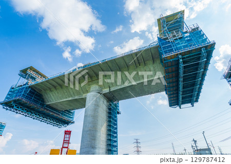 大阪府　淀川右岸　工事中の新名神高速　張出架設工法 129787412