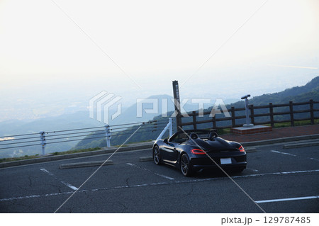 ツヤツヤの黒いオープンカー 129787485