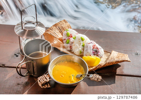 おにぎり　Onigiri a typical Japanese outdoor food 129787486