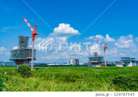 大阪府　新名神の淀川橋梁の工事現場 129787543