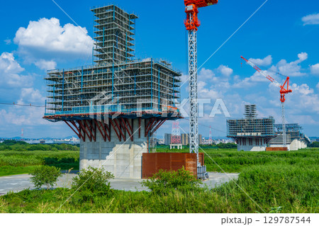 大阪府　新名神の淀川橋梁の工事現場 129787544