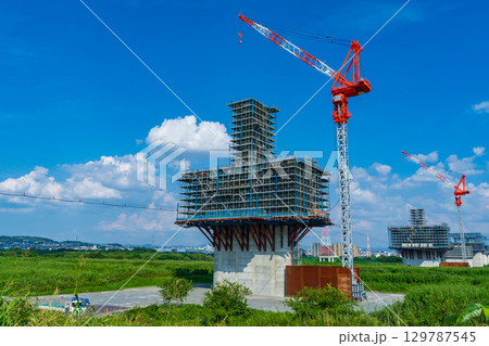 大阪府　新名神の淀川橋梁の工事現場 129787545