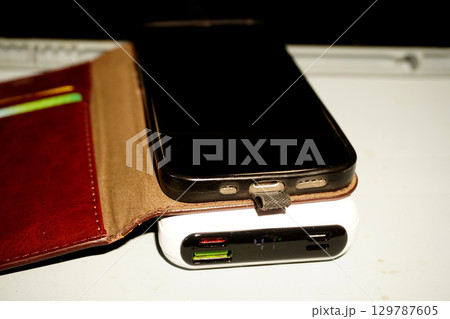 スマートフォン　モバイルバッテリー 129787605