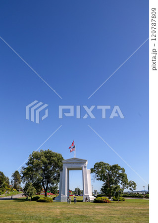 歩いて渡れるアメリカとカナダの国境Peace Arch 129787809