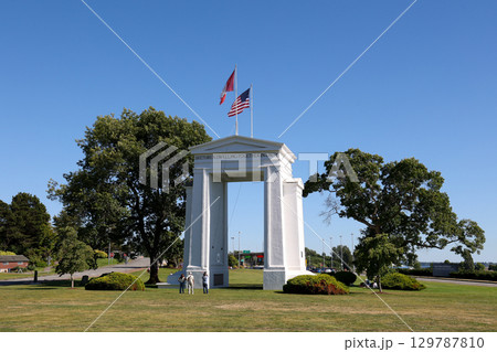 歩いて渡れるアメリカとカナダの国境Peace Arch 129787810