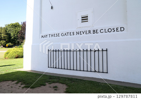 歩いて渡れるアメリカとカナダの国境Peace Arch 歩いて渡れるアメリカとカナダの国境Peace Arch 129787811