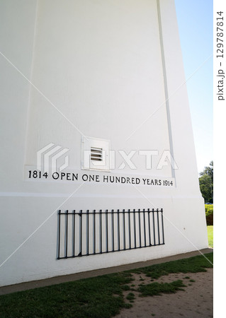 歩いて渡れるアメリカとカナダの国境Peace Arch 129787814